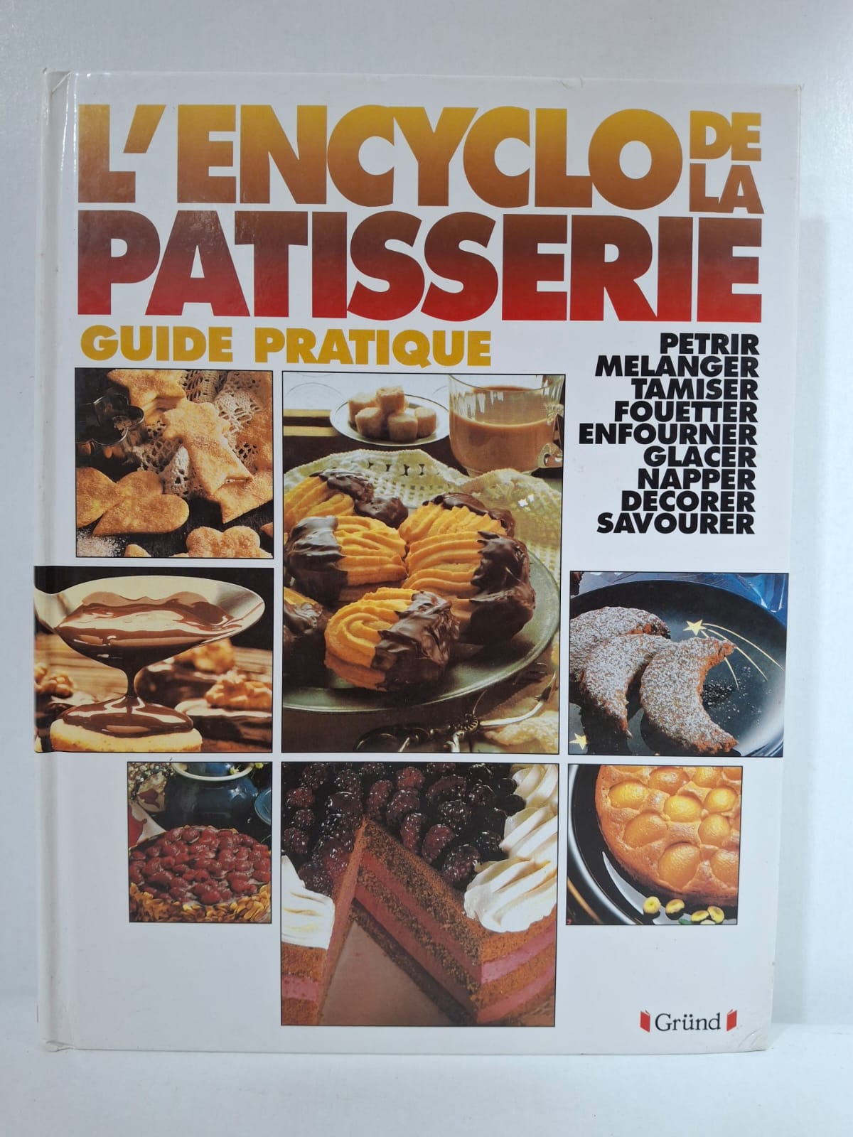 L’Encyclopédie de la Pâtisserie – Guide pratique Le livre présente les bases essentielles de la pâtisserie, de la préparation des pâtes à la décoration des desserts. Il explique les techniques comme pétrir, mélanger, tamiser, fouetter, glacer et napper. De nombreuses recettes illustrent les différentes étapes de réalisation des gâteaux et pâtisseries. Cette encyclopédie constitue un outil pratique pour les débutants comme pour les passionnés de pâtisserie.