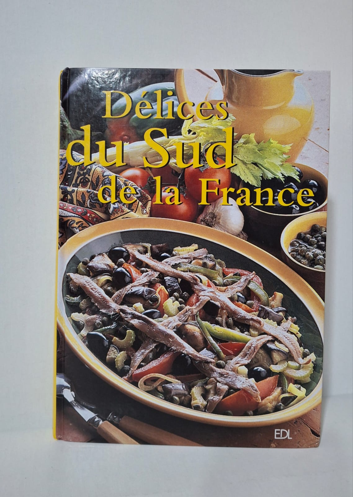 Délices du Sud de la France Le livre propose une sélection de recettes inspirées des traditions gastronomiques méditerranéennes. Il met en valeur des ingrédients emblématiques comme les olives, les tomates, l’ail et les herbes aromatiques.