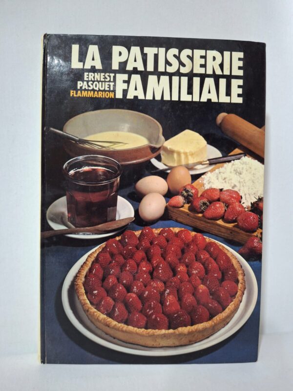 Le livre présente de nombreuses recettes de gâteaux, tartes, biscuits et desserts classiques. Il explique les techniques de base de la pâtisserie avec des instructions simples et détaillées. Les ingrédients courants permettent de réaliser des préparations adaptées à la cuisine familiale.