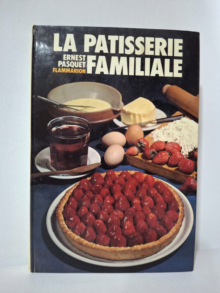 Le livre présente de nombreuses recettes de gâteaux, tartes, biscuits et desserts classiques. Il explique les techniques de base de la pâtisserie avec des instructions simples et détaillées. Les ingrédients courants permettent de réaliser des préparations adaptées à la cuisine familiale.