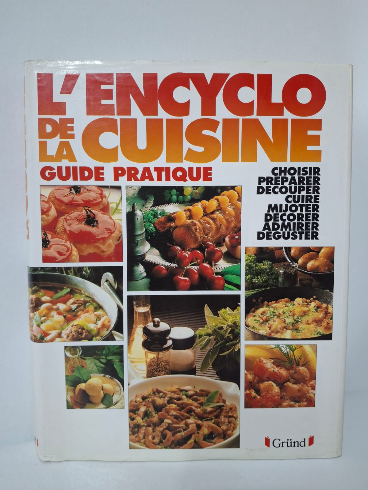 L’Encyclo de la Cuisine – Guide pratique Le livre explique les principales méthodes culinaires, du choix des ingrédients à la présentation des plats. Il détaille les techniques de préparation, de découpe, de cuisson et de décoration. De nombreuses recettes illustrent les savoir-faire nécessaires pour réussir différents types de plats.
