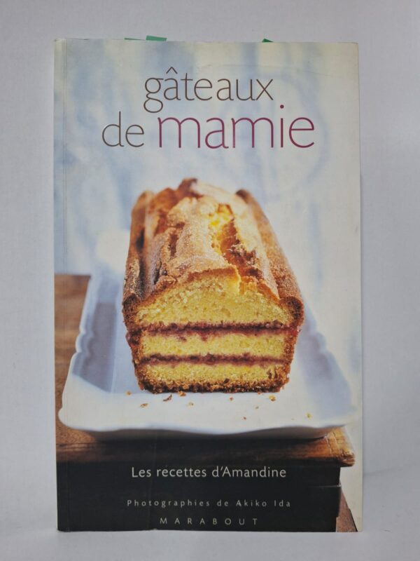 L’ouvrage propose des recettes simples, gourmandes et familiales pour réaliser de délicieux gâteaux. Les préparations mettent à l’honneur les saveurs authentiques et les ingrédients du quotidien. Chaque recette est expliquée clairement et illustrée par de belles photographies d’Akiko Ida.