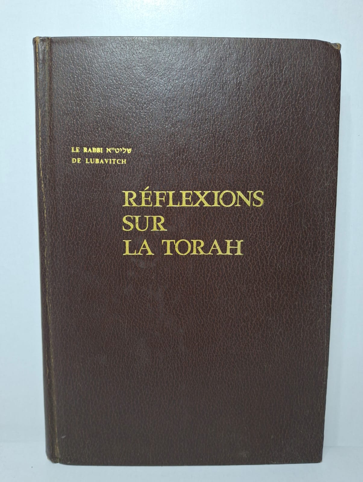Réflexions sur la Torah Rabbi Mena'hem Mendel Schneerson (Rabbi de Loubavitch) Ce livre rassemble des réflexions et commentaires sur les textes de la Torah. L’auteur met en évidence les enseignements moraux, spirituels et religieux du judaïsme. Les textes montrent comment appliquer les valeurs de la Torah dans la vie quotidienne. L’ouvrage vise à approfondir la compréhension de la tradition juive et à renforcer la foi.