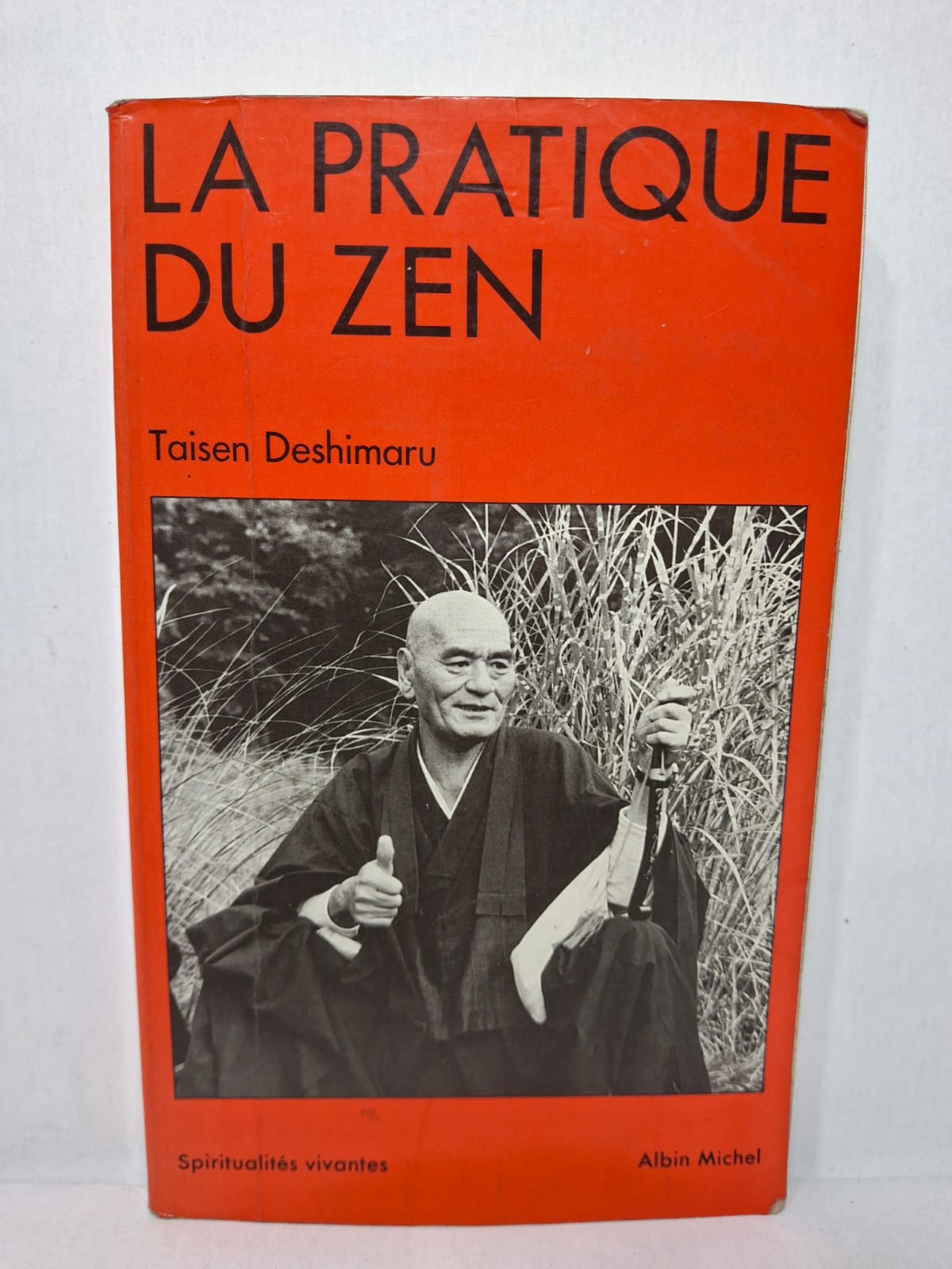 La pratique du Zen Taisen Deshimaru Ce livre explique la pratique du zen, notamment la méditation assise (zazen). L’auteur expose les fondements spirituels et philosophiques du bouddhisme zen. Il montre comment la pratique régulière favorise la concentration, la sérénité et la connaissance de soi. L’ouvrage constitue une introduction accessible à la pensée et à l’expérience du zen.