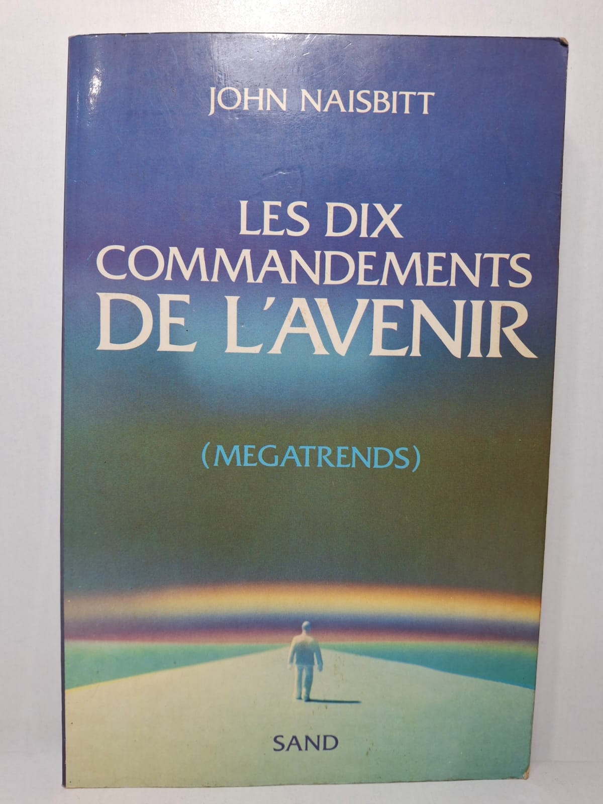 Les Dix Commandements de l’Avenir (Megatrends) John Naisbitt Dans cet ouvrage, John Naisbitt analyse les grandes tendances qui façonneront le monde de demain. Il étudie les évolutions économiques, technologiques, sociales et politiques à l’échelle mondiale. L’auteur propose dix principes essentiels pour comprendre les changements à venir et s’y adapter. Le livre constitue un guide de réflexion sur l’avenir des sociétés modernes.