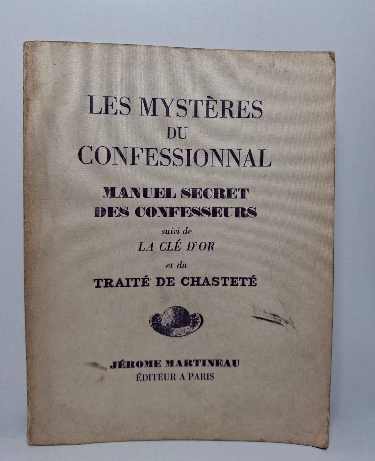 Les Mystères du Confessionnal : Manuel secret des confesseurs, suivi de La Clé d’Or et du Traité de Chasteté Cet ouvrage traite des pratiques et des enseignements liés au sacrement de la confession dans la tradition catholique. Il présente des conseils destinés aux confesseurs ainsi que des réflexions sur la morale et la chasteté. Le livre aborde les questions de conscience, de repentir et de direction spirituelle. Il constitue un témoignage historique sur les méthodes et les conceptions religieuses de son époque.