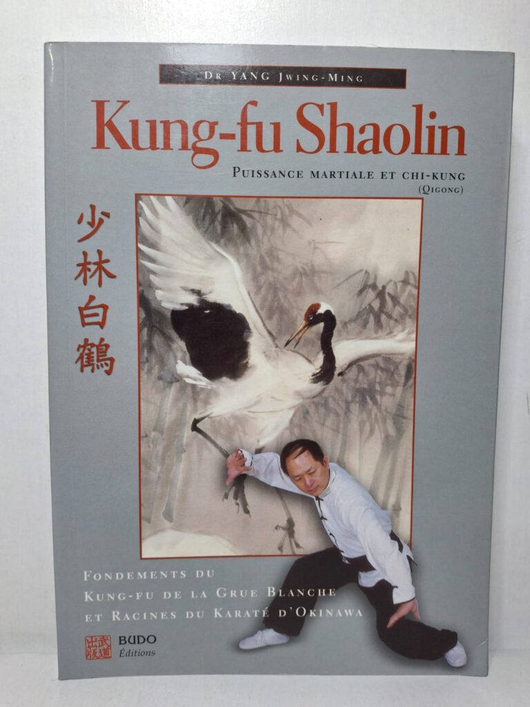 Dans ce livre, Yang Jwing-Ming présente l'histoire et les fondements du kung-fu Shaolin ainsi que les principes du Qigong, l'art de maîtriser l'énergie interne. Il explique les techniques et les méthodes d'entraînement du style de la Grue Blanche, réputé pour sa souplesse et son efficacité. L'auteur montre également l'influence de cet art martial sur le karaté d'Okinawa. L'ouvrage associe théorie et pratique afin d'aider le lecteur à développer sa santé, sa force physique, son équilibre mental et ses capacités martiales.