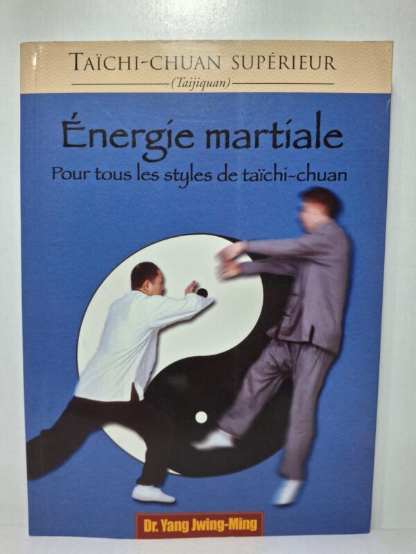Dans cet ouvrage, Yang Jwing-Ming présente les principes fondamentaux de l'énergie martiale appliquée au taïchi-chuan. Il explique le rôle du Qi (énergie interne), de la respiration et de la concentration dans le développement de la puissance et de l'équilibre. L'auteur décrit les méthodes d'entraînement permettant d'améliorer la circulation de l'énergie et l'efficacité des mouvements. Le livre s'adresse aux pratiquants de tous niveaux souhaitant approfondir les aspects martiaux et énergétiques du taïchi-chuan.