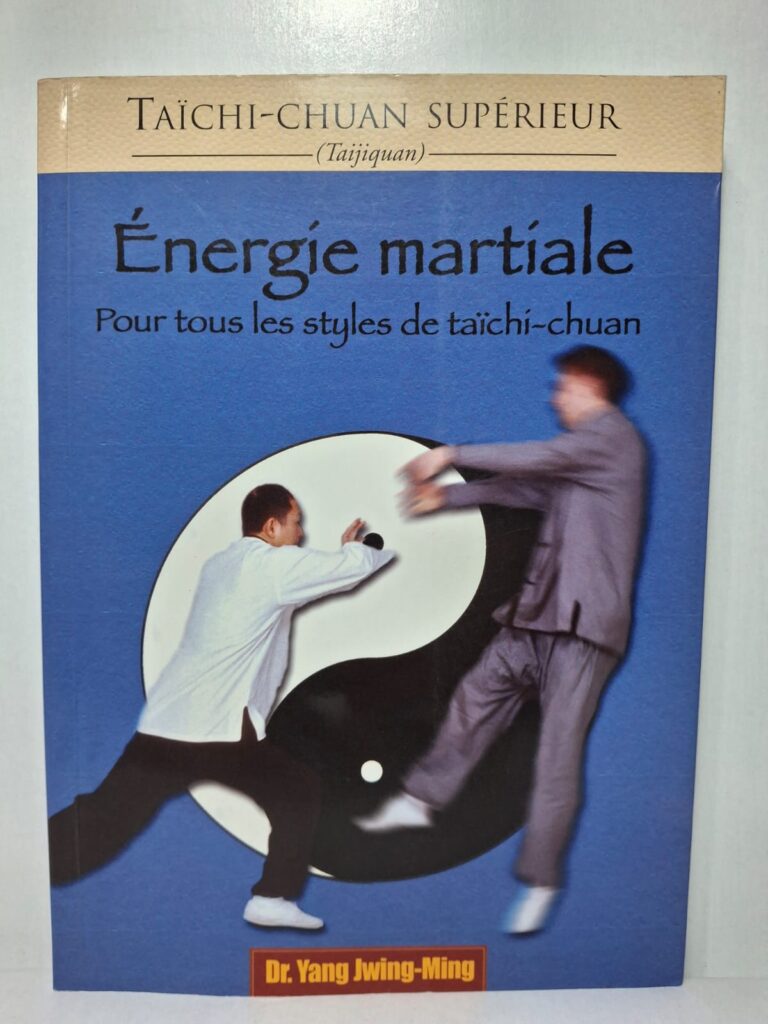 Dans cet ouvrage, Yang Jwing-Ming présente les principes fondamentaux de l'énergie martiale appliquée au taïchi-chuan. Il explique le rôle du Qi (énergie interne), de la respiration et de la concentration dans le développement de la puissance et de l'équilibre. L'auteur décrit les méthodes d'entraînement permettant d'améliorer la circulation de l'énergie et l'efficacité des mouvements. Le livre s'adresse aux pratiquants de tous niveaux souhaitant approfondir les aspects martiaux et énergétiques du taïchi-chuan.