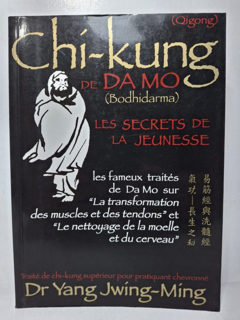 Dans ce livre, Yang Jwing-Ming étudie les célèbres traités attribués à Da Mo, fondateur légendaire du bouddhisme Chan en Chine. Il explique les méthodes de Qigong visant à renforcer les muscles, les tendons et à améliorer la circulation de l'énergie interne. L'auteur décrit également les pratiques destinées à purifier le corps, développer la concentration et préserver la santé. L'ouvrage relie les traditions spirituelles et martiales chinoises dans une approche complète du bien-être et du développement personnel.