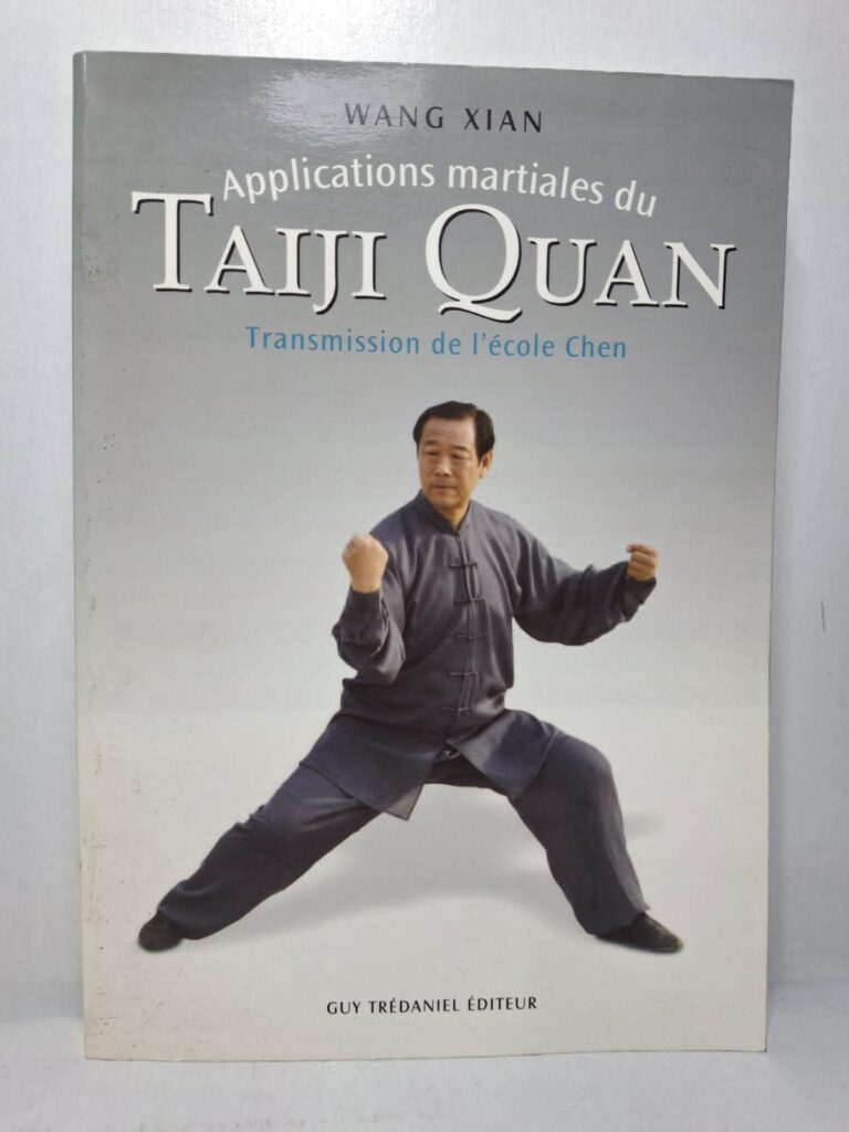 Dans cet ouvrage, Wang Xian expose les principes martiaux du Taiji Quan transmis par l'école Chen, berceau historique de cet art. Il explique comment les mouvements lents et fluides du Taiji peuvent être appliqués efficacement dans des situations de combat. L'auteur détaille les techniques de projection, de défense, d'équilibre et de contrôle de l'adversaire tout en soulignant l'importance de l'énergie interne. Le livre constitue un guide pratique et théorique pour comprendre la dimension martiale authentique du Taiji Quan.