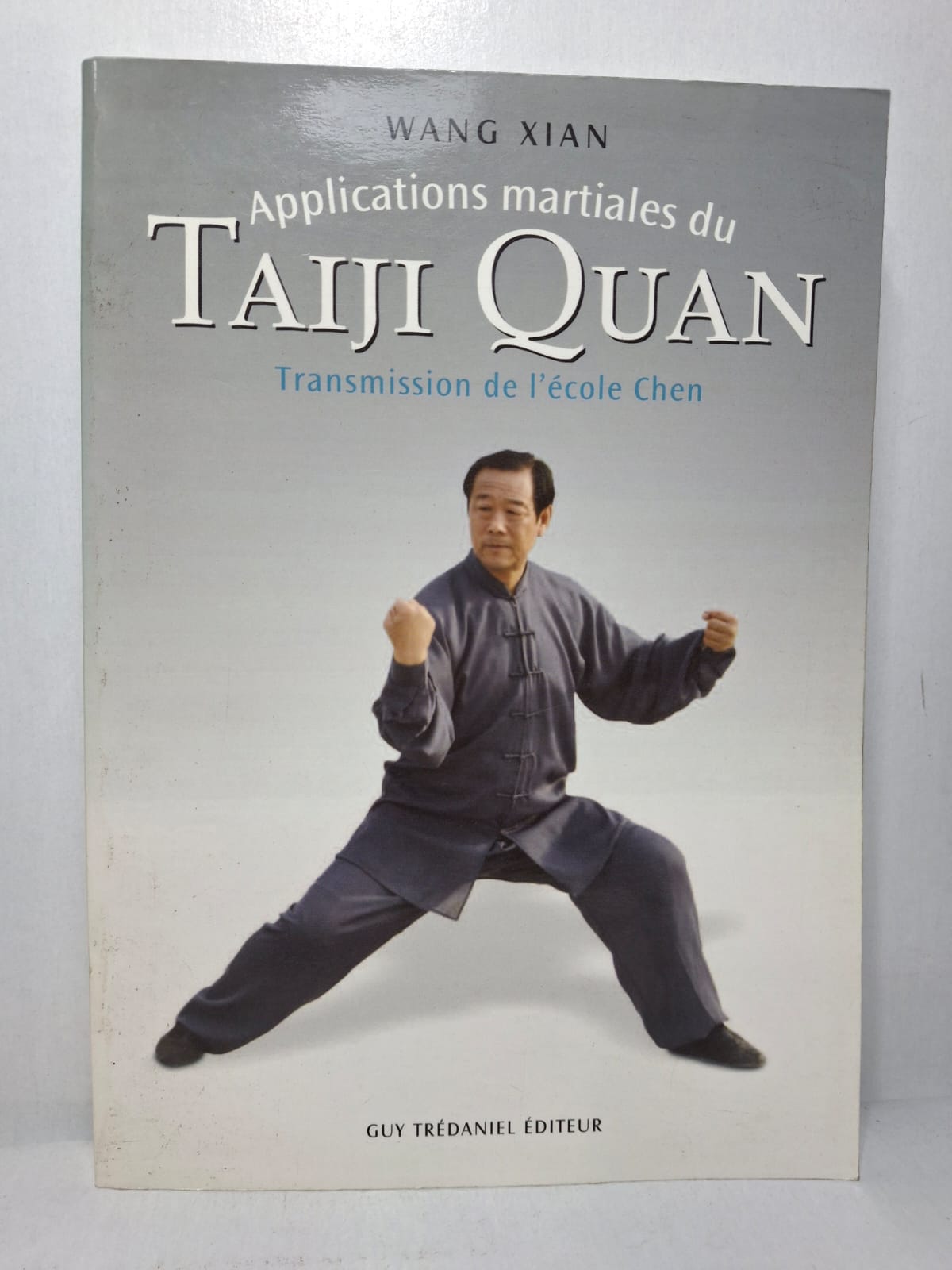 Applications martiales du Taiji Quan : Transmission de l'école Chen Dans cet ouvrage, Wang Xian expose les principes martiaux du Taiji Quan transmis par l'école Chen, berceau historique de cet art. Il explique comment les mouvements lents et fluides du Taiji peuvent être appliqués efficacement dans des situations de combat. L'auteur détaille les techniques de projection, de défense, d'équilibre et de contrôle de l'adversaire tout en soulignant l'importance de l'énergie interne. Le livre constitue un guide pratique et théorique pour comprendre la dimension martiale authentique du Taiji Quan.