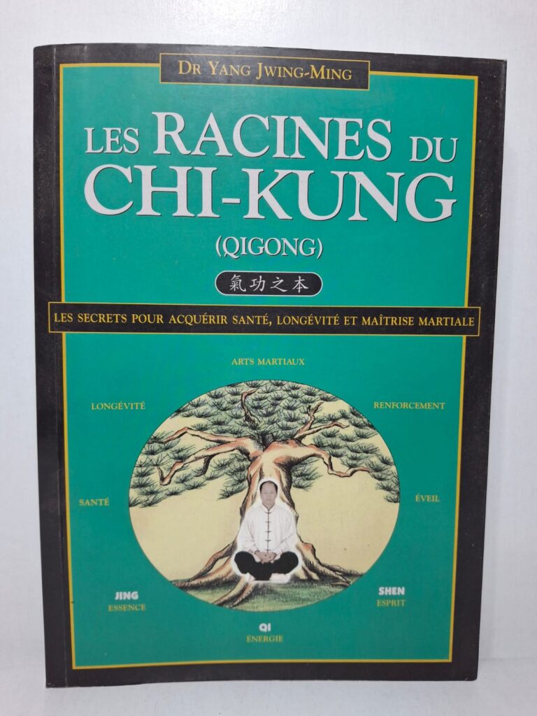 Dans ce livre, Yang Jwing-Ming explore les fondements historiques, philosophiques et pratiques du Qigong, un art chinois visant à cultiver l'énergie interne. Il explique les concepts essentiels tels que le Qi, le Jing et le Shen, ainsi que leur rôle dans la santé et l'équilibre du corps. L'auteur montre comment les exercices de respiration, de méditation et de mouvement favorisent la vitalité, la longévité et le bien-être. L'ouvrage constitue une introduction complète aux principes du Qigong et à leurs applications dans les arts martiaux et la vie quotidienne.