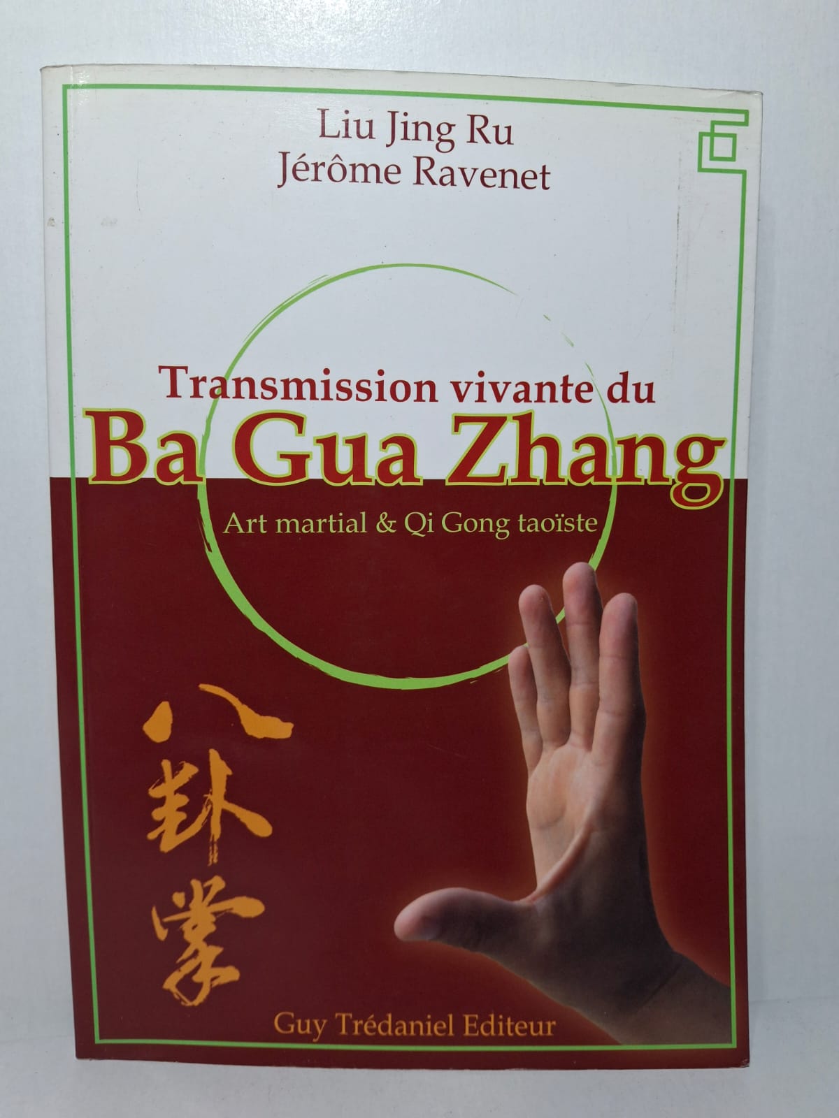 Transmission vivante du Ba Gua Zhang Liu Jing Ru et Jérôme Ravenet Dans ce livre, Liu Jing Ru et Jérôme Ravenet exposent les principes fondamentaux du Ba Gua Zhang, un art martial fondé sur les déplacements circulaires, la souplesse et la transformation constante du mouvement. Les auteurs expliquent les techniques de base, les applications martiales et les exercices énergétiques issus de la tradition taoïste. L'ouvrage met en lumière les liens entre le développement de l'énergie interne, la santé et l'efficacité au combat. Il constitue à la fois un guide pratique et une transmission fidèle d'un héritage martial chinois ancestral.