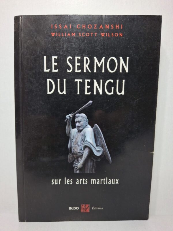 Dans ce livre, Issai Chozanshi utilise la figure légendaire du Tengu pour transmettre des enseignements sur la voie du sabre et la pratique martiale. À travers des dialogues et des réflexions, il explique que la véritable efficacité ne repose pas uniquement sur la technique, mais aussi sur la maîtrise de l'esprit et de l'ego. L'auteur met en avant l'importance de la sérénité, de l'intuition et de la discipline intérieure pour atteindre un haut niveau de compétence. Cet ouvrage est à la fois un traité d'arts martiaux et une méditation philosophique sur le développement personnel et la sagesse.