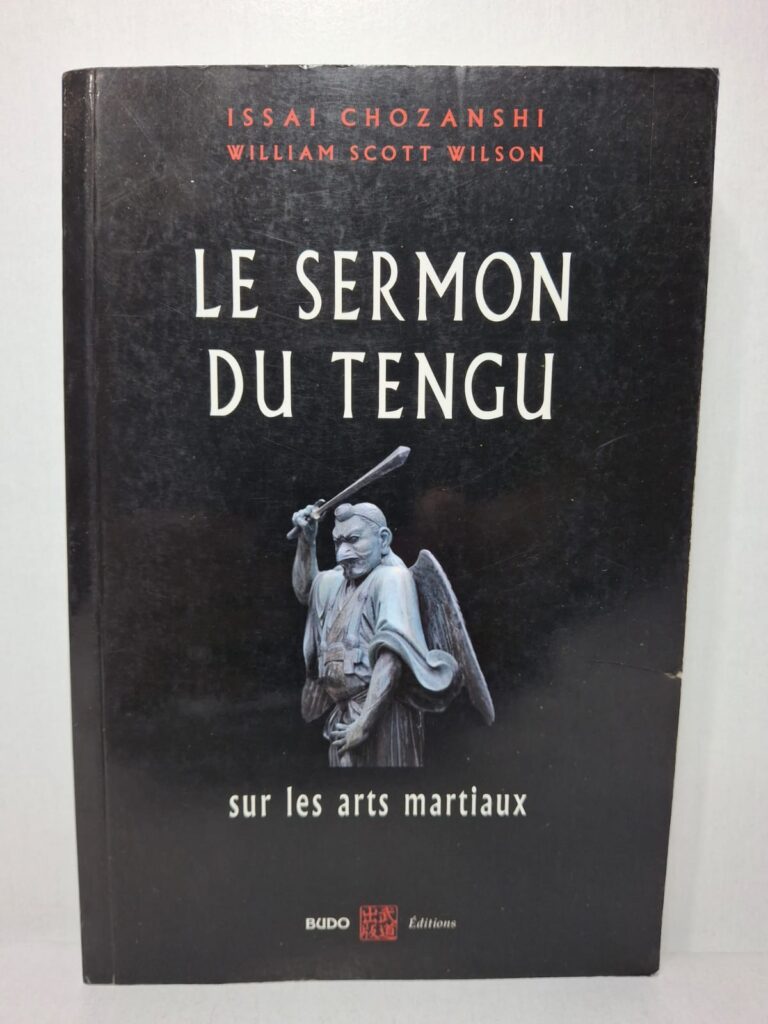 Dans ce livre, Issai Chozanshi utilise la figure légendaire du Tengu pour transmettre des enseignements sur la voie du sabre et la pratique martiale. À travers des dialogues et des réflexions, il explique que la véritable efficacité ne repose pas uniquement sur la technique, mais aussi sur la maîtrise de l'esprit et de l'ego. L'auteur met en avant l'importance de la sérénité, de l'intuition et de la discipline intérieure pour atteindre un haut niveau de compétence. Cet ouvrage est à la fois un traité d'arts martiaux et une méditation philosophique sur le développement personnel et la sagesse.