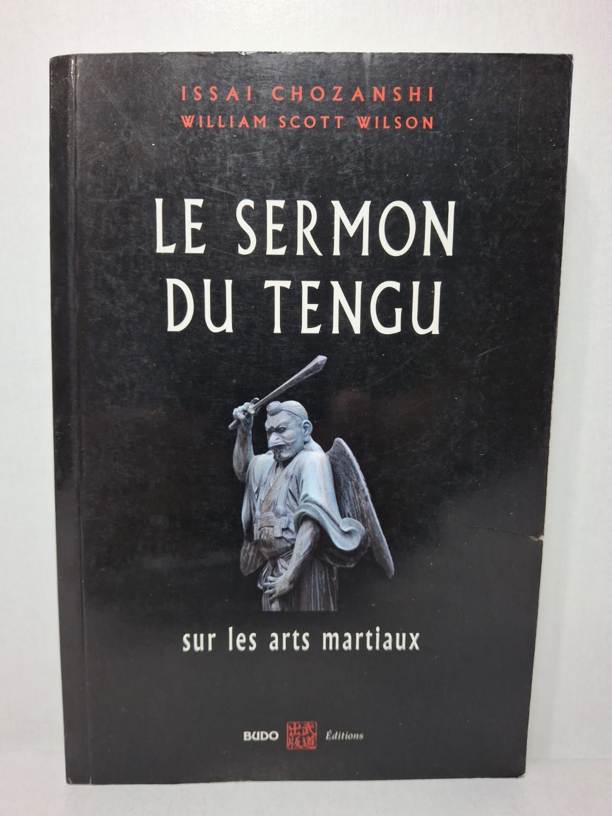 Le Sermon du Tengu sur les arts martiaux Issai Chozanshi Dans ce livre, Issai Chozanshi utilise la figure légendaire du Tengu pour transmettre des enseignements sur la voie du sabre et la pratique martiale. À travers des dialogues et des réflexions, il explique que la véritable efficacité ne repose pas uniquement sur la technique, mais aussi sur la maîtrise de l'esprit et de l'ego. L'auteur met en avant l'importance de la sérénité, de l'intuition et de la discipline intérieure pour atteindre un haut niveau de compétence. Cet ouvrage est à la fois un traité d'arts martiaux et une méditation philosophique sur le développement personnel et la sagesse.
