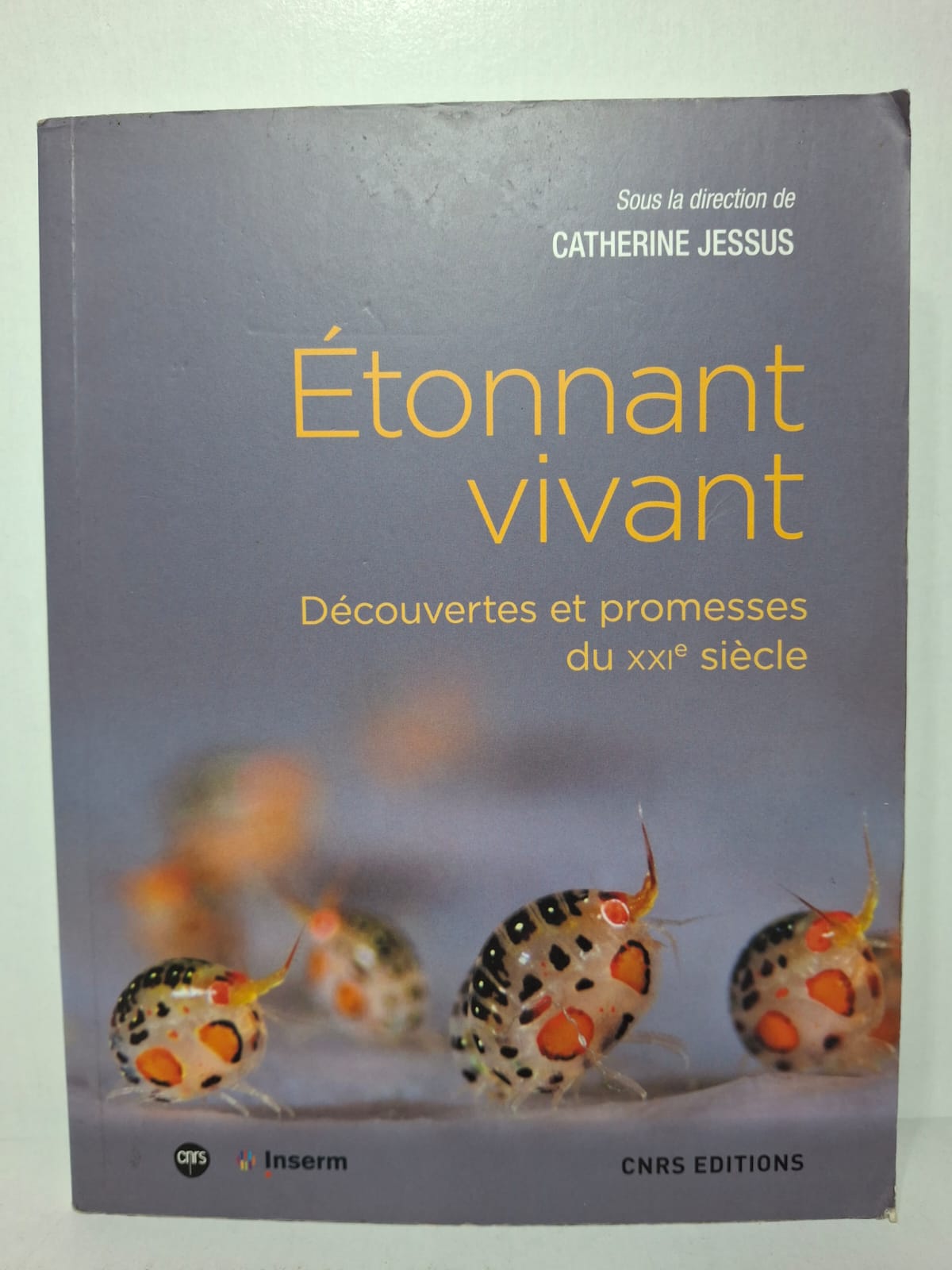 Étonnant vivant : Découvertes et promesses du XXIᵉ siècle Sous la direction de Catherine Jessus Ce livre explore les avancées majeures de la biologie moderne et leurs implications pour notre compréhension de la vie. Il aborde l’origine de la vie, la biodiversité, l’évolution des espèces et le fonctionnement des organismes vivants. Les auteurs montrent co