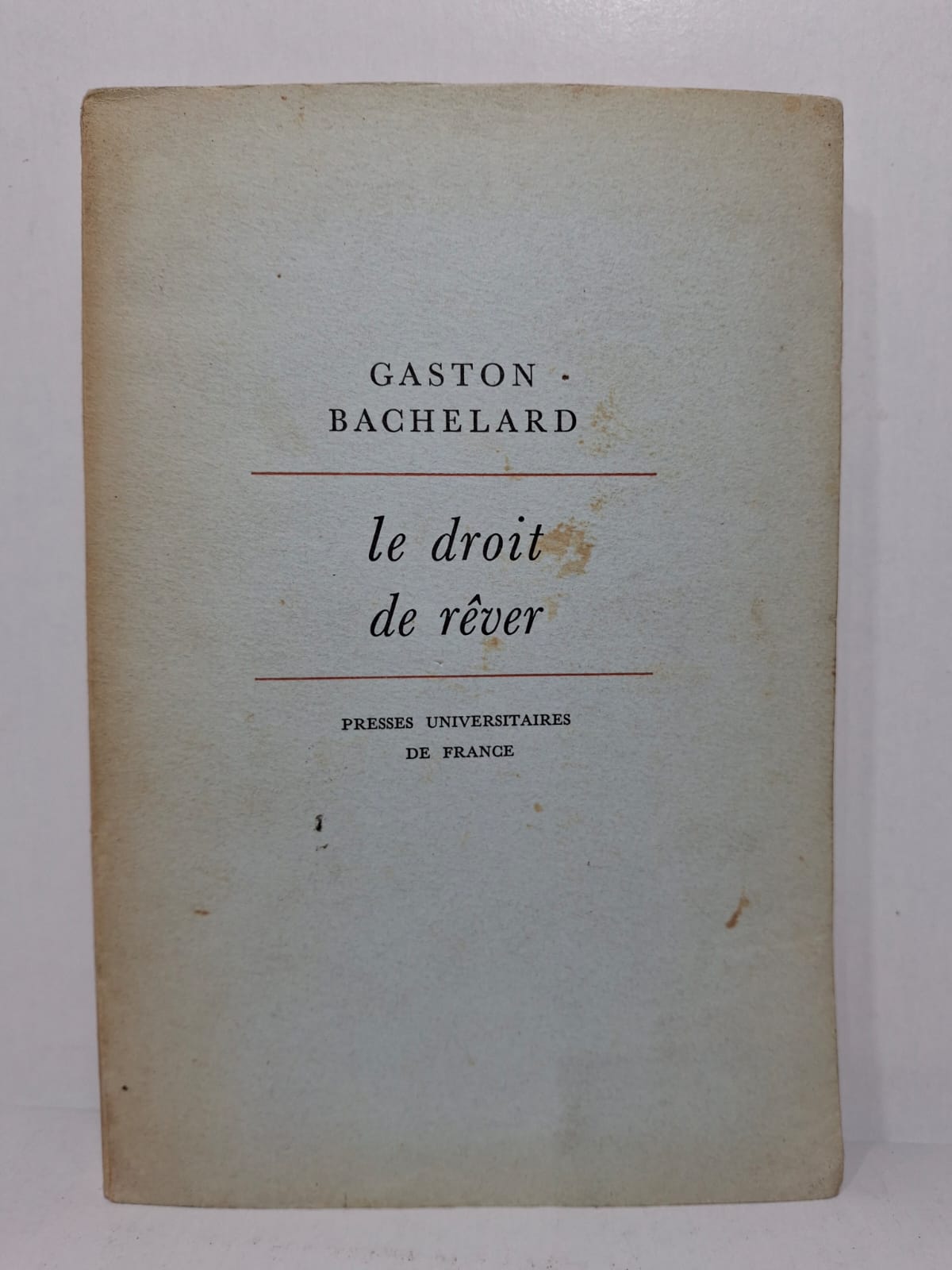 Le droit de rêver Gaston Bachelard Gaston Bachelard montre que le rêve éveillé nourrit la créativité, la poésie et la réflexion. Il analyse le rôle de l’imagination dans la perception du monde et dans la vie intérieure. L’auteur valorise la liberté de rêver comme une source de connaissance et d’épanouissement personnel. Ce livre invite le lecteur à redécouvrir la richesse de son univers imaginaire et poétique.