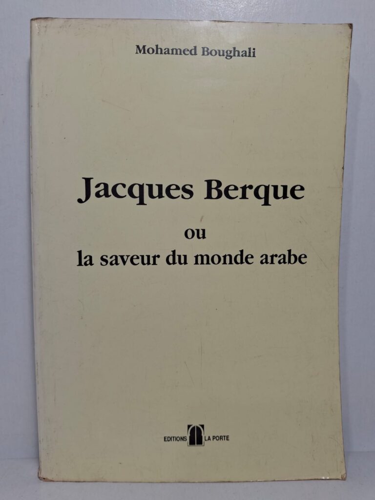 Mohamed Boughali présente la pensée et les travaux de Jacques Berque sur les sociétés arabes. L’auteur met en valeur sa connaissance profonde de la culture, de la langue et de l’histoire du monde arabe. Le livre souligne son rôle dans le dialogue entre les cultures orientale et occidentale. Il constitue une réflexion sur l’identité, la modernité et les échanges entre les peuples.