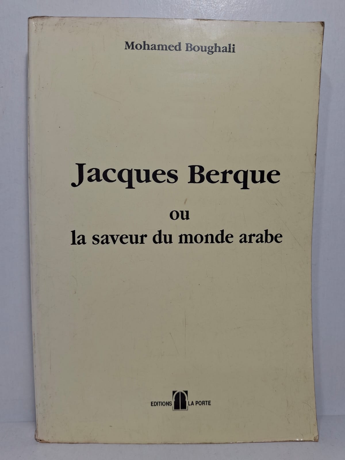 Jacques Berque ou la saveur du monde arabe Mohamed Boughali Mohamed Boughali présente la pensée et les travaux de Jacques Berque sur les sociétés arabes. L’auteur met en valeur sa connaissance profonde de la culture, de la langue et de l’histoire du monde arabe. Le livre souligne son rôle dans le dialogue entre les cultures orientale et occidentale. Il constitue une réflexion sur l’identité, la modernité et les échanges entre les peuples.
