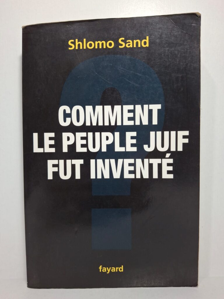 Shlomo Sand remet en question certaines idées traditionnelles concernant l’origine et l’unité du peuple juif. Il s’appuie sur des recherches historiques pour analyser la formation des identités nationales modernes. L’auteur examine les liens entre histoire, mémoire collective et construction politique. Ce livre a suscité de nombreux débats sur l’histoire, le nationalisme et l’identité en Israël et ailleurs.