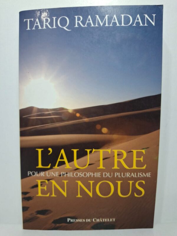 Tariq Ramadan développe une philosophie du pluralisme fondée sur le respect et la reconnaissance de l’autre. Il montre que chaque individu porte en lui une multiplicité d’identités et d’influences culturelles. L’auteur plaide pour le dialogue entre les cultures et les religions dans un monde globalisé. Le livre invite à dépasser les préjugés afin de construire des sociétés plus ouvertes, justes et inclusives.