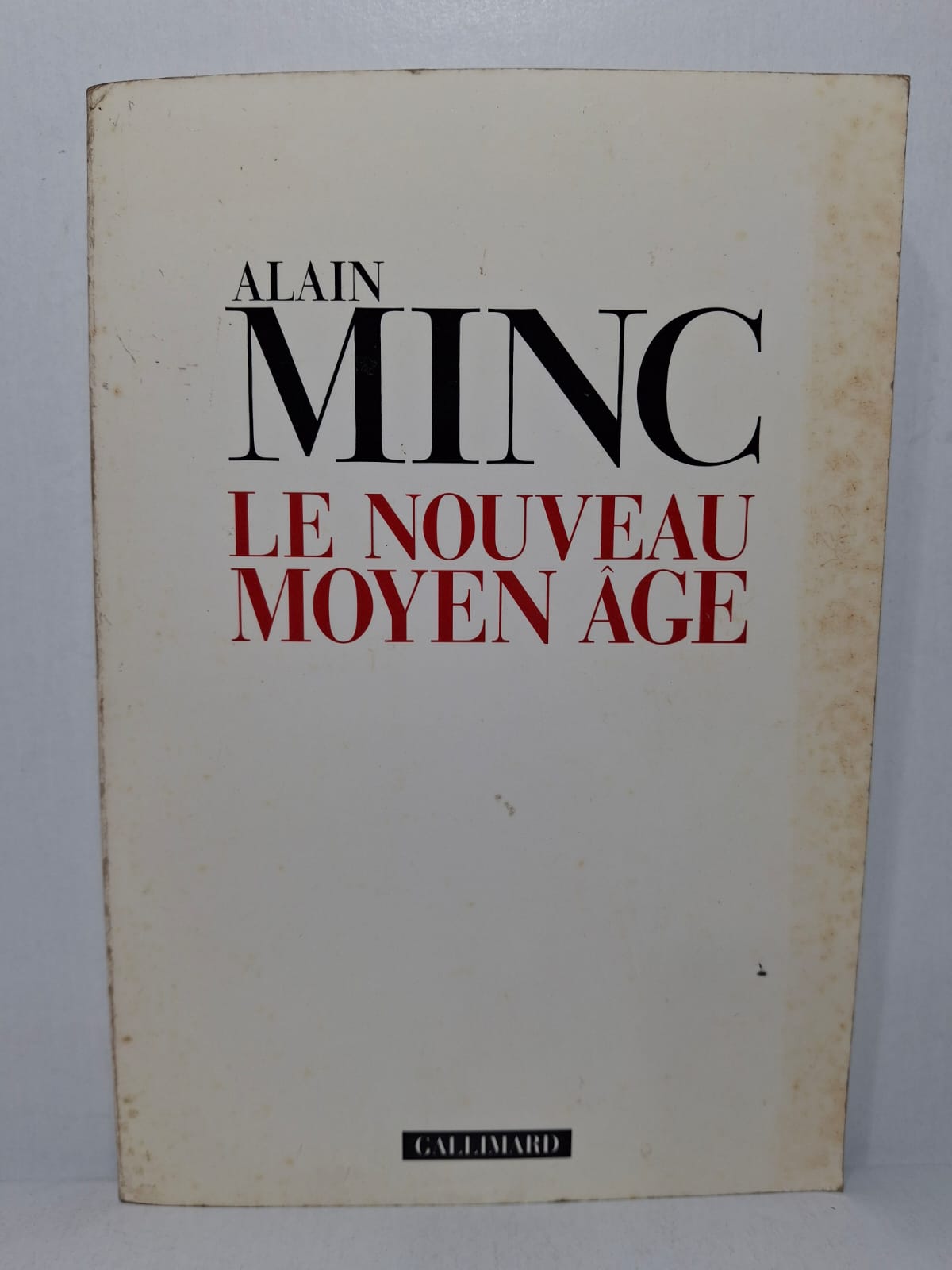 Le Nouveau Moyen Âge Alain Minc Alain Minc soutient que la fin du XXᵉ siècle voit émerger un nouvel ordre mondial marqué par l’incertitude. Il décrit l’affaiblissement des États, la mondialisation économique et la fragmentation des sociétés. L’auteur établit un parallèle entre cette période de transition et le Moyen Âge historique.