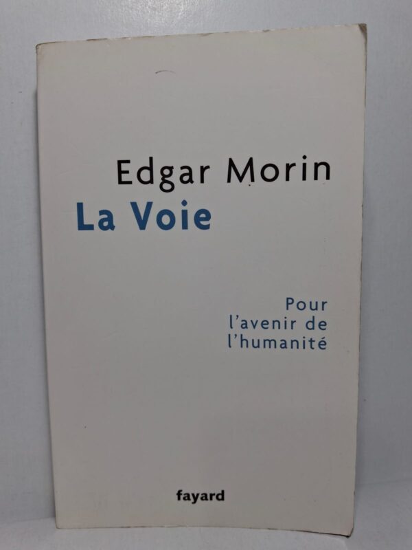 Edgar Morin analyse les crises économiques, sociales, écologiques et politiques du monde contemporain. Il souligne la nécessité d’une réforme de la pensée pour mieux comprendre la complexité des problèmes humains. L’auteur propose une « voie » fondée sur la solidarité, la responsabilité et le développement durable. Le livre invite à repenser notre mode de vie afin de bâtir une société plus humaine et équilibrée.