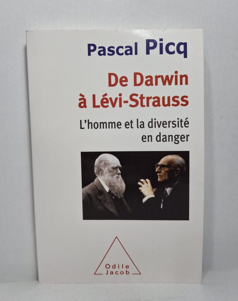 Pascal Picq met en dialogue les idées de Charles Darwin sur l’évolution et celles de Claude Lévi-Strauss sur la diversité des cultures. Il montre que la diversité biologique et culturelle constitue une richesse essentielle pour l’humanité. L’auteur alerte sur les menaces que représentent la mondialisation et l’uniformisation des modes de vie.