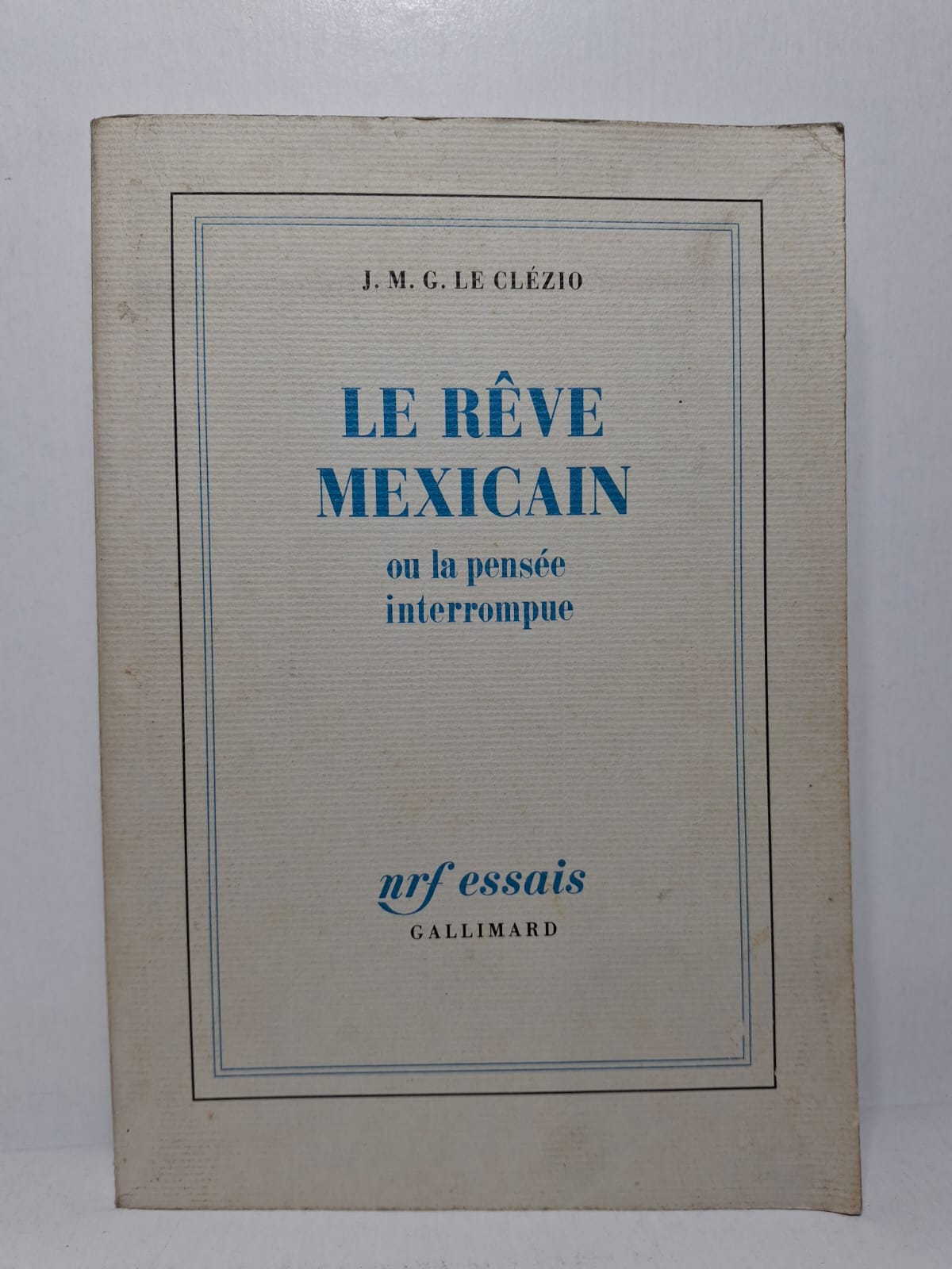 Le Rêve mexicain ou la pensée interrompue J. M. G. Le Clézio J. M. G. Le Clézio retrace l’histoire et la richesse culturelle des peuples du Mexique ancien. Il met en lumière leur vision du monde, leurs croyances et leurs connaissances. L’auteur montre comment la conquête a interrompu brutalement cette civilisation et son évolution. Le livre constitue une réflexion sur la mémoire, l’identité culturelle et les effets de la domination coloniale.