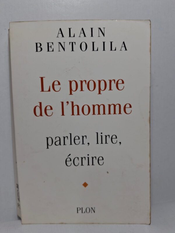Dans cet ouvrage, Alain Bentolila analyse le rôle fondamental du langage dans la construction de l'être humain. Il montre comment la parole, la lecture et l'écriture permettent de communiquer, de penser et de comprendre le monde. L'auteur insiste sur l'importance de la maîtrise de la langue pour l'intégration sociale et la réussite scolaire. Il défend l'idée que l'accès au langage est une condition essentielle de la liberté et de la citoyenneté.