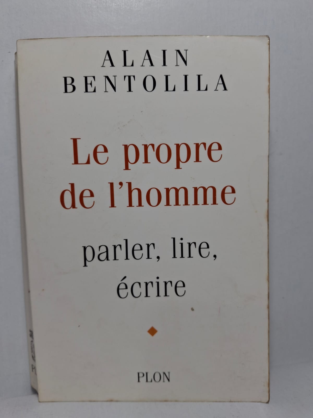 Le propre de l'homme : parler, lire, écrire Alain Bentolila Dans cet ouvrage, Alain Bentolila analyse le rôle fondamental du langage dans la construction de l'être humain. Il montre comment la parole, la lecture et l'écriture permettent de communiquer, de penser et de comprendre le monde. L'auteur insiste sur l'importance de la maîtrise de la langue pour l'intégration sociale et la réussite scolaire. Il défend l'idée que l'accès au langage est une condition essentielle de la liberté et de la citoyenneté.