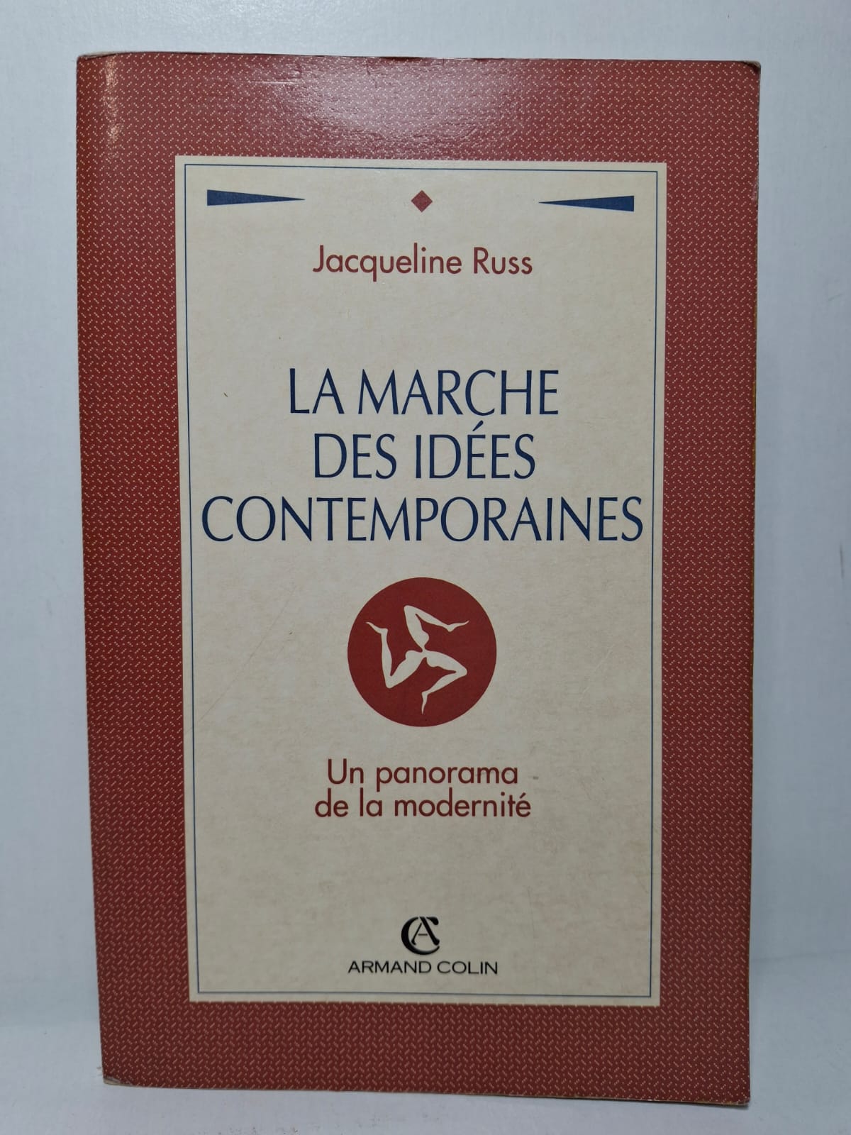 La marche des idées contemporaines : Un panorama de la modernité Jacqueline Russ Dans cet ouvrage, Jacqueline Russ présente les grands courants de pensée qui ont marqué l'époque contemporaine. Elle analyse les principales idées philosophiques, politiques, sociales et culturelles de la modernité. L'auteure met en lumière les débats intellectuels qui ont transformé la vision de l'homme et de la société. Le livre constitue une synthèse claire permettant de comprendre les enjeux de la pensée contemporaine.
