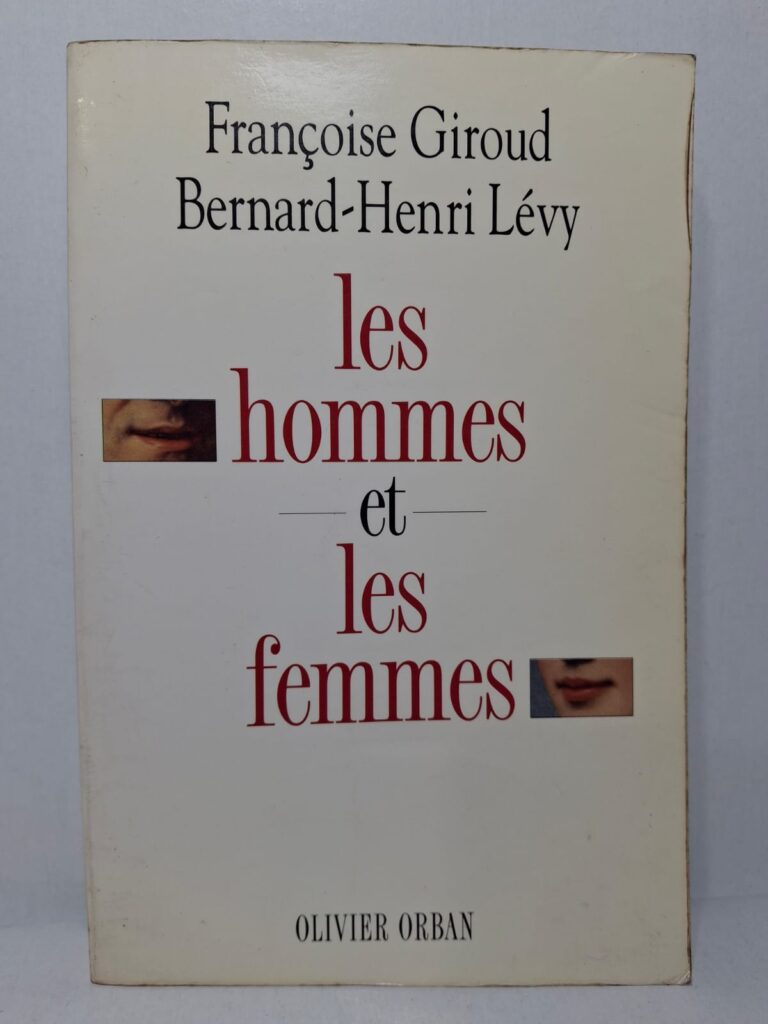 Dans cet ouvrage, Françoise Giroud et Bernard-Henri Lévy confrontent leurs points de vue sur les relations entre les hommes et les femmes. Ils abordent les questions de l'égalité, des différences, du pouvoir et des évolutions sociales contemporaines. Le dialogue met en lumière les débats liés à la condition féminine et aux rapports entre les sexes.