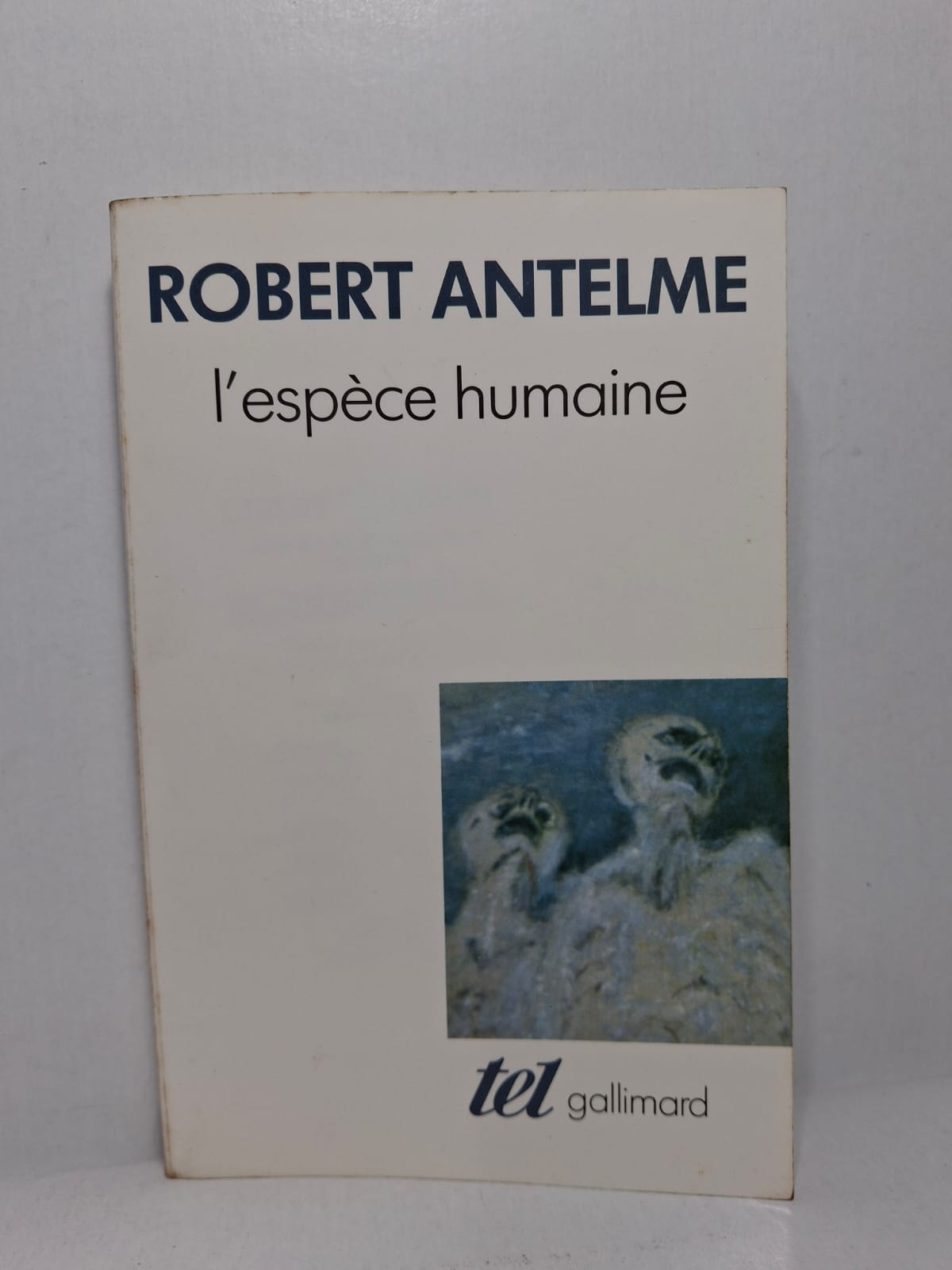 L’Espèce humaine Robert Antelme Dans ce témoignage autobiographique, Robert Antelme raconte son expérience de la déportation dans les camps nazis durant la Seconde Guerre mondiale. Il décrit les souffrances, la faim et la déshumanisation imposées aux prisonniers. Malgré cette violence extrême, l’auteur affirme l’unité et la dignité irréductible de l’espèce humaine. L’ouvrage est considéré comme l’un des témoignages les plus marquants sur l’univers concentrationnaire.