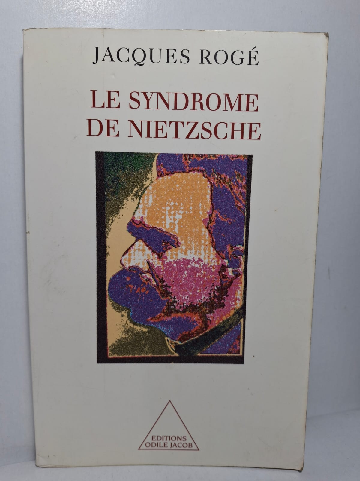 Le Syndrome de Nietzsche Jacques Rogé Jacques Rogé analyse les idées philosophiques de Nietzsche et leur impact sur le monde moderne. Il s'intéresse notamment aux notions de volonté de puissance, de dépassement de soi et de remise en question des valeurs traditionnelles. L'auteur montre comment certaines interprétations de Nietzsche ont marqué la pensée politique et culturelle du XXᵉ siècle. Le livre invite à une lecture critique de l'héritage intellectuel du philosophe allemand.