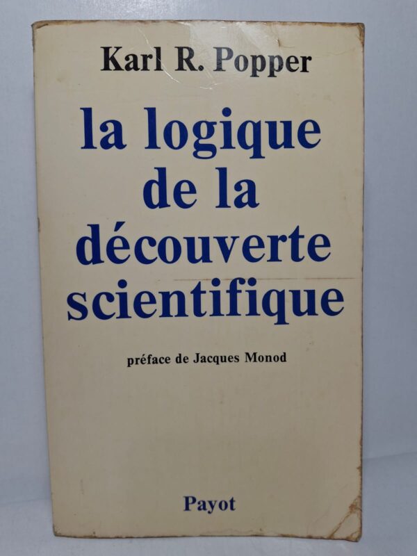 Karl Popper critique l’idée selon laquelle la science progresse par simple accumulation d’observations. Il soutient qu’une théorie scientifique doit pouvoir être réfutée par l’expérience pour être considérée comme scientifique. L’auteur développe le principe de la falsifiabilité comme critère de démarcation entre science et non-science. Ce livre a profondément influencé la réflexion moderne sur la méthode scientifique et la connaissance.