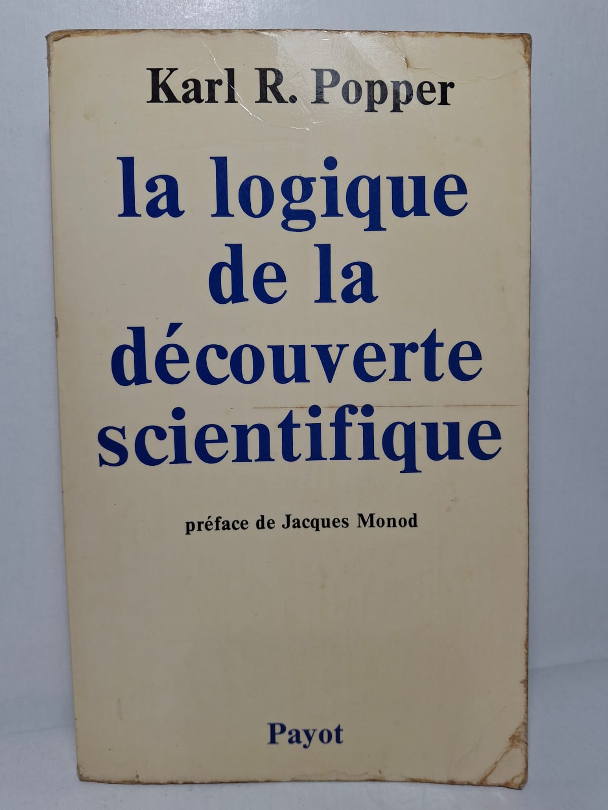 La logique de la découverte scientifique Karl R. Popper Karl Popper critique l’idée selon laquelle la science progresse par simple accumulation d’observations. Il soutient qu’une théorie scientifique doit pouvoir être réfutée par l’expérience pour être considérée comme scientifique. L’auteur développe le principe de la falsifiabilité comme critère de démarcation entre science et non-science. Ce livre a profondément influencé la réflexion moderne sur la méthode scientifique et la connaissance.