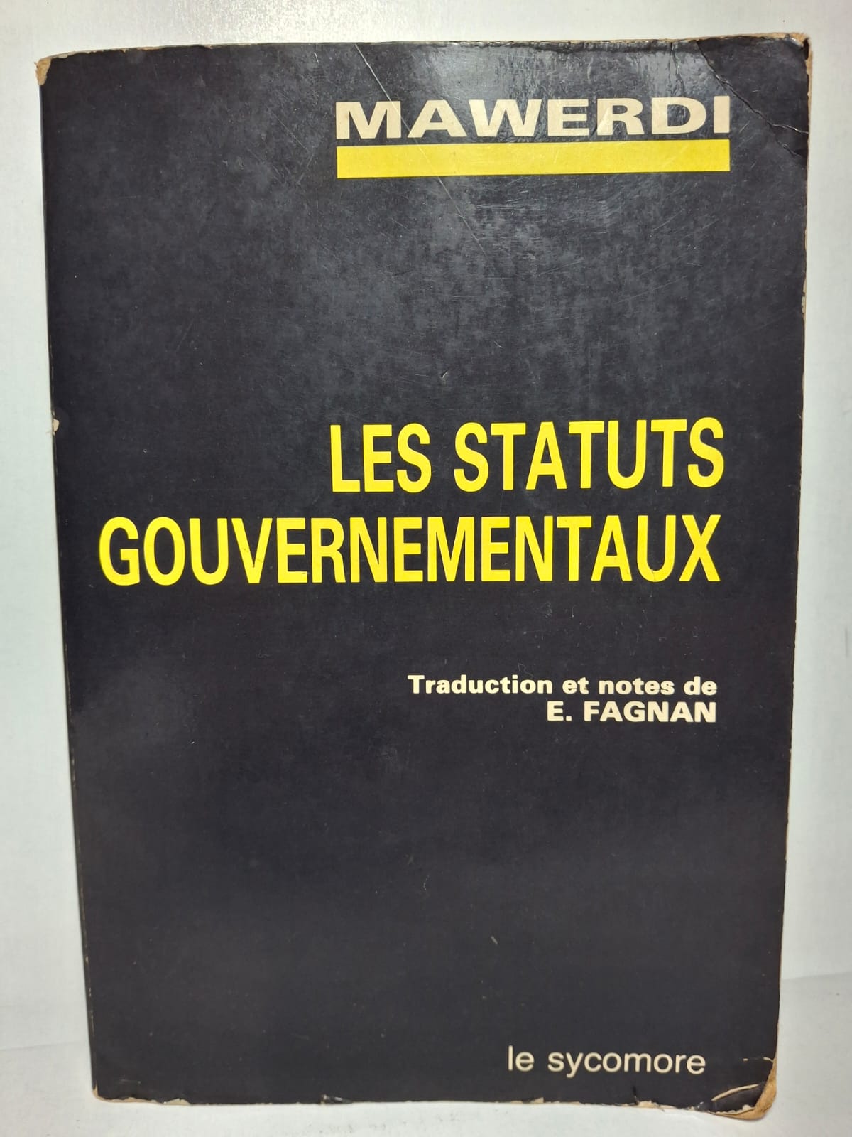 Les Statuts gouvernementaux Al-Mawardi Al-Mawardi présente les fondements du pouvoir politique et les responsabilités des dirigeants dans l’État musulman. Il décrit les fonctions du calife, des juges, des gouverneurs et des autres autorités publiques. L’auteur précise les règles administratives, juridiques et religieuses qui doivent guider le gouvernement. Ce livre est une référence majeure pour l’étude de la pensée politique et du droit public en Islam médiéval.