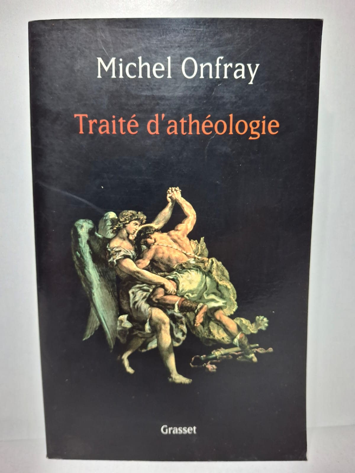 Traité d’athéologie Michel Onfray Michel Onfray examine les fondements historiques, moraux et politiques des religions monothéistes. Il critique l’influence des croyances religieuses sur les sociétés et les comportements humains. L’auteur plaide pour une pensée fondée sur la raison, la liberté individuelle et la laïcité. Ce livre a suscité de nombreux débats en raison de sa critique directe des traditions religieuses.