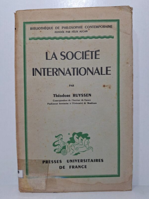 Théodore Ruyssen analyse les principes qui régissent les relations entre les nations. Il examine les conditions nécessaires à la coopération internationale et au maintien de la paix. L’auteur réfléchit au rôle du droit, de la morale et des institutions dans l’ordre mondial. Le livre constitue une contribution importante à la philosophie politique et aux études internationales.
