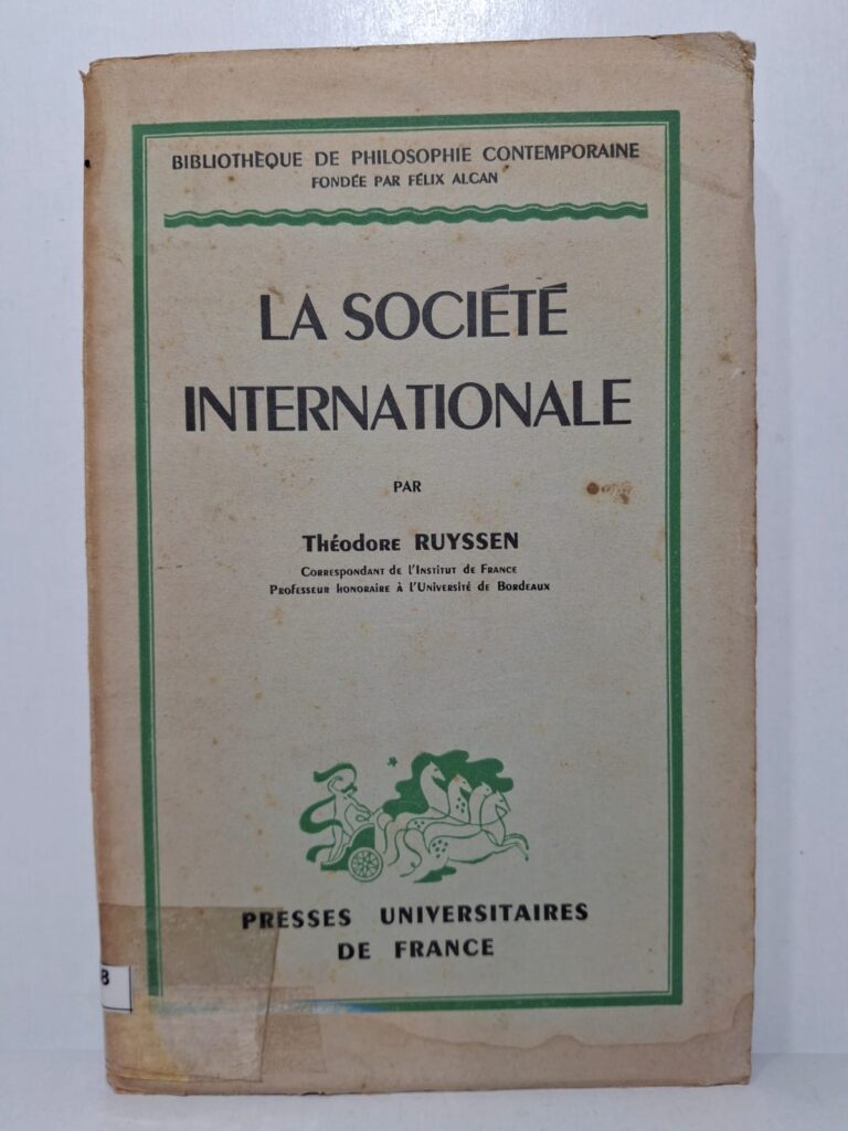 Théodore Ruyssen analyse les principes qui régissent les relations entre les nations. Il examine les conditions nécessaires à la coopération internationale et au maintien de la paix. L’auteur réfléchit au rôle du droit, de la morale et des institutions dans l’ordre mondial. Le livre constitue une contribution importante à la philosophie politique et aux études internationales.