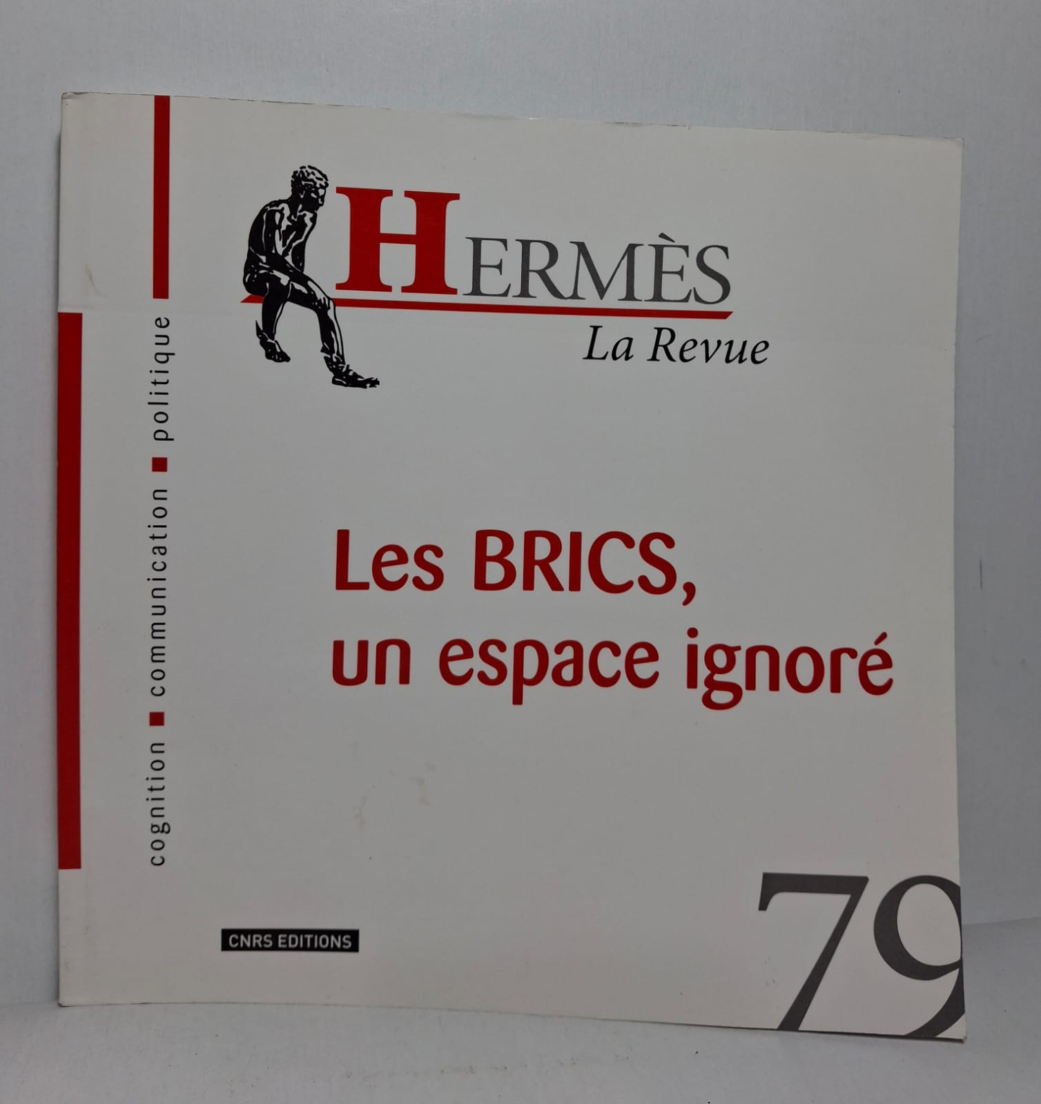 Les BRICS, un espace ignoré (Hermès, La Revue, n° 79) L’ouvrage étudie les transformations économiques, politiques et culturelles portées par les pays des BRICS (Brésil, Russie, Inde, Chine et Afrique du Sud). Les auteurs montrent comment ces puissances émergentes redessinent les équilibres mondiaux. Ils examinent les coopérations, les rivalités et les défis auxquels ces États sont confrontés. Cette revue offre une réflexion approfondie sur la place des BRICS dans la mondialisation et la gouvernance internationale.