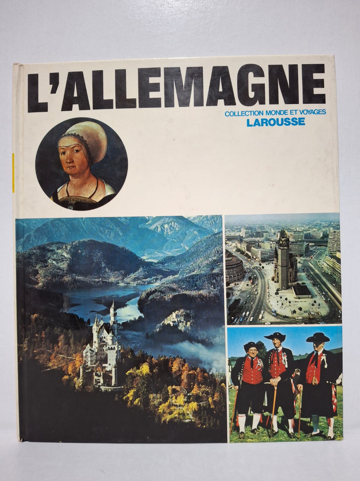 L'Allemagne Ouvrage collectif Larousse (Collection Monde et Voyages) Ce livre présente l’Allemagne à travers son histoire, sa géographie et sa culture. Il décrit les principales villes, les monuments, les paysages et les traditions du pays. L’ouvrage met en valeur le patrimoine artistique, architectural et économique allemand. Illustré de nombreuses photographies, il constitue un guide de découverte et de voyage.