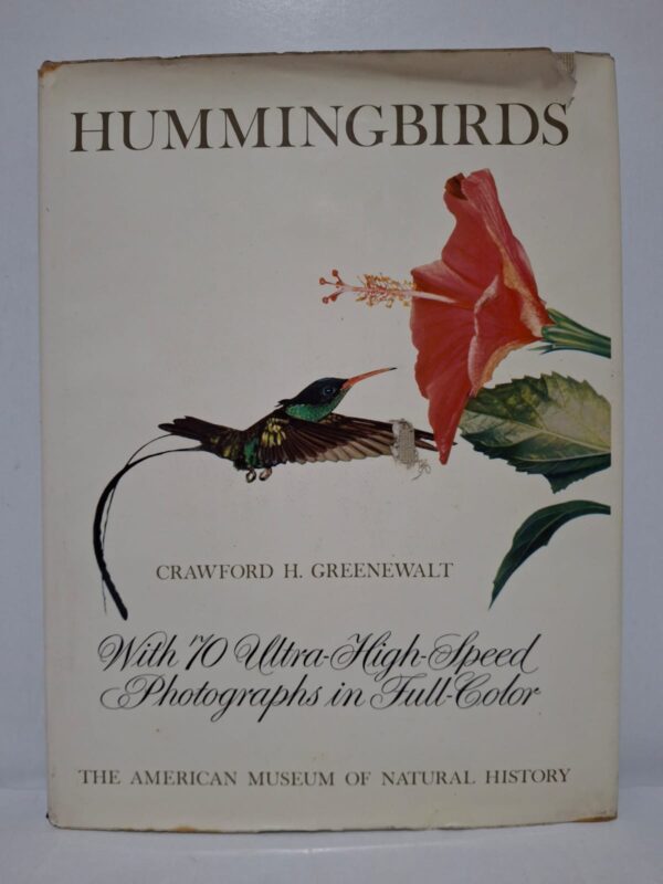 Ce livre présente le monde fascinant des colibris, de petits oiseaux connus pour leur rapidité et leur agilité. L’auteur utilise des photographies en couleur à très haute vitesse pour montrer leurs mouvements en vol. L’ouvrage décrit leur anatomie, leur comportement et leur relation avec les fleurs. Il constitue une référence scientifique et visuelle sur ces oiseaux remarquables.