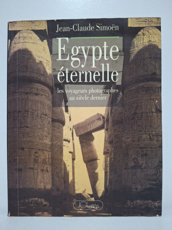 Cet ouvrage présente les trésors de l’Égypte ancienne à travers des photographies et des récits de voyageurs. Il met en valeur les temples, les monuments et les paysages qui ont fasciné les explorateurs au fil des siècles. Les images témoignent de la richesse culturelle et historique de la civilisation égyptienne. Le livre offre un regard à la fois artistique et documentaire sur l’Égypte éternelle.