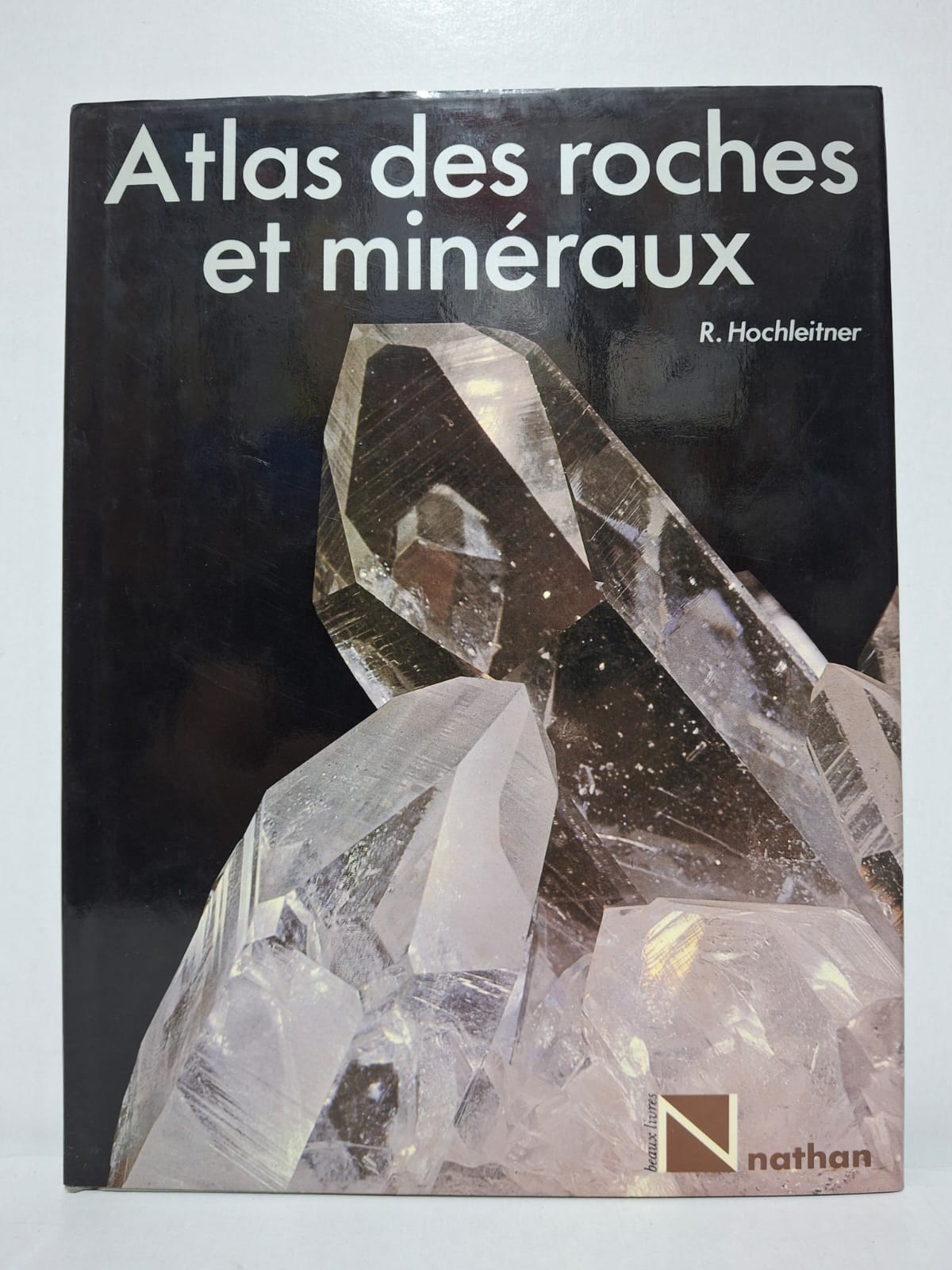 Atlas des roches et minéraux&R. Hochleitner Cet atlas présente une grande variété de roches et de minéraux provenant du monde entier. Il explique leurs caractéristiques, leur composition et leur mode de formation. Les illustrations et photographies facilitent l’identification des différentes espèces minérales. L’ouvrage constitue un guide pratique pour les étudiants, les collectionneurs et les passionnés de géologie.