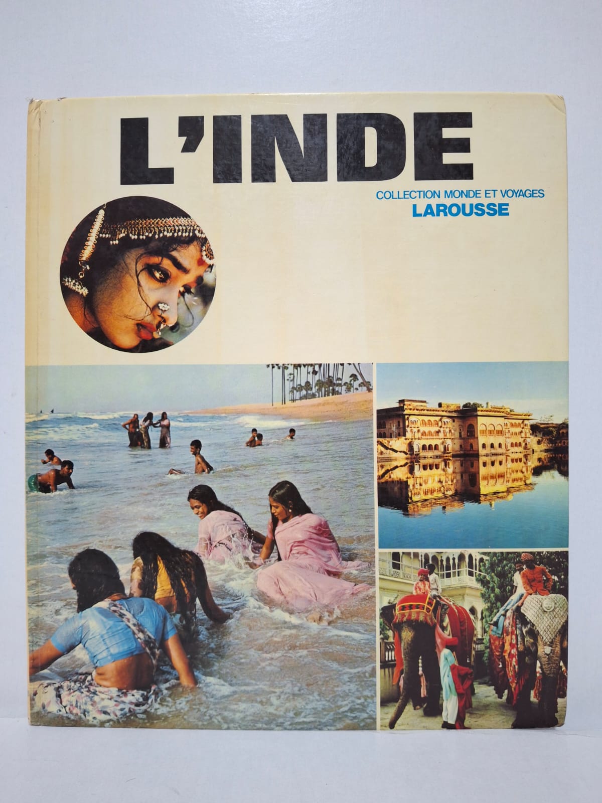 L'Inde&Ouvrage collectif Ce livre présente l’Inde à travers ses paysages, son histoire et ses traditions. Il décrit la diversité culturelle, religieuse et artistique de ce vaste pays. Les photographies illustrent la vie quotidienne, les monuments célèbres et les fêtes traditionnelles. L’ouvrage constitue une introduction riche et accessible à la civilisation indienne.