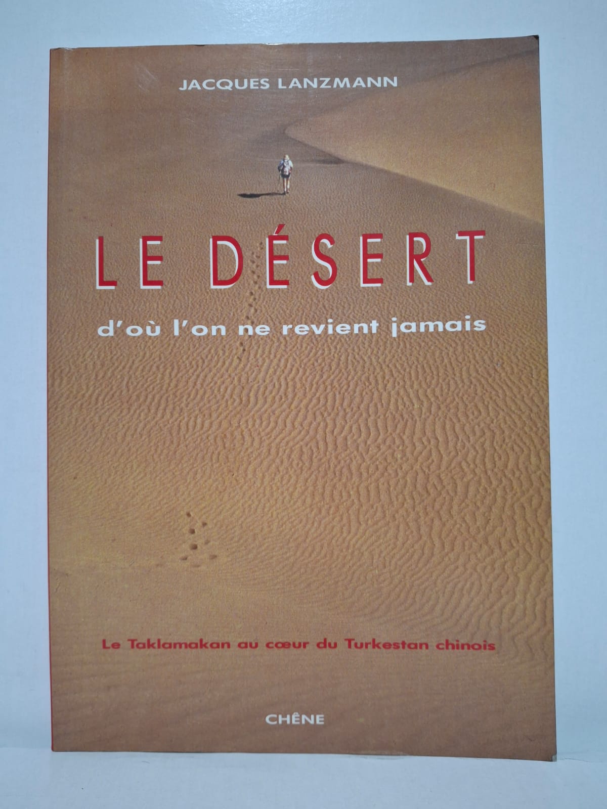 Le Désert d’où l’on ne revient jamais&Jacques Lanzmann Ce livre raconte une expédition dans le désert du Taklamakan, en Chine. L’auteur décrit les paysages immenses et les difficultés du voyage. Il présente également les populations et les cultures rencontrées. L’ouvrage mêle aventure, découverte et réflexion sur le désert.